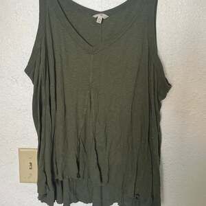 Terra & Sky Plus Size 3X Olive Green Ribbed V-Neck Flowy Tank Top